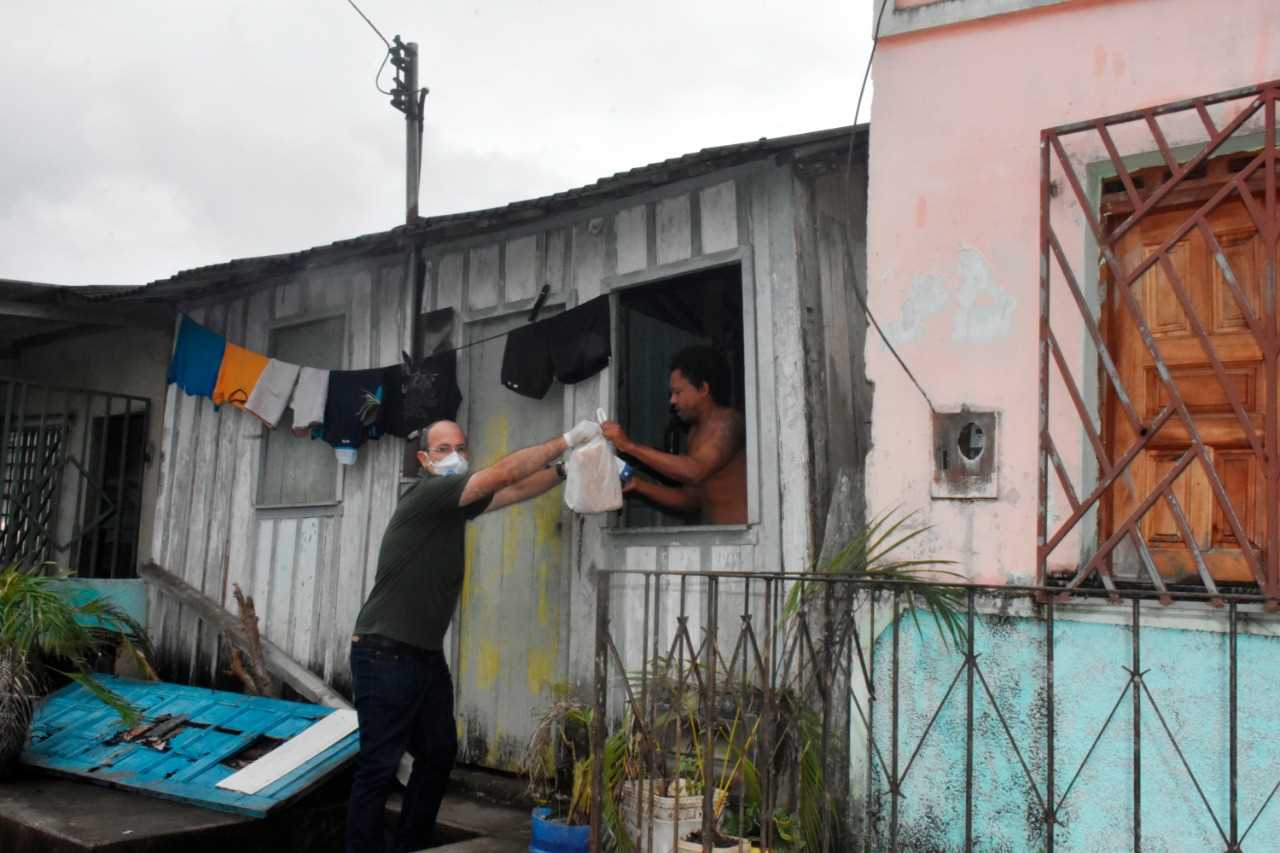 Camacã: Prefeitura distribui pão, leite e máscaras para famílias em São João do Panelinha